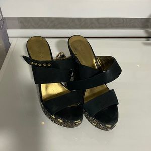 Black and gold wedge